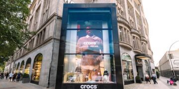 Crocs hebt Jahresprognose an