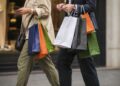 Sieht man immer seltener: Verbraucherinnen beim Shopping.