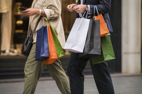 Sieht man immer seltener: Verbraucherinnen beim Shopping.