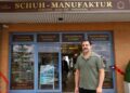 Inhaber Yefim Maydanik vor der neuen Schuh-Manufaktur
