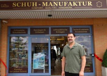 Inhaber Yefim Maydanik vor der neuen Schuh-Manufaktur