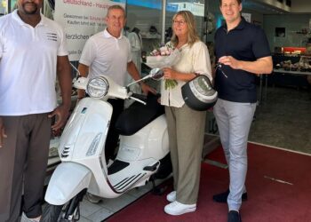 Verkäufer Serge Ngampolo, Inhaber Andreas Neuhaus, Gewinnerin Marion Schmid-Welter und Ingo Marx (SABU) freuen sich über den Hauptpreis im Rahmen der SABU-Sneakeraktion (von links).