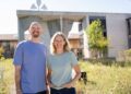 Der neue Marketingleiter Julian Uhlhaas und Geschäftsführerin Antje von Dewitz vor der Vaude-Firmenzentrale (Foto: Vaude)