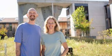 Der neue Marketingleiter Julian Uhlhaas und Geschäftsführerin Antje von Dewitz vor der Vaude-Firmenzentrale (Foto: Vaude)