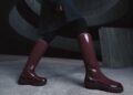 Modell aus der neuen Rains-Kollektion
