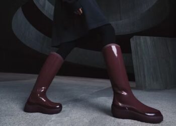 Modell aus der neuen Rains-Kollektion