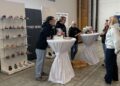Interessierte Schülerinnen am Stand von Josef Seibel