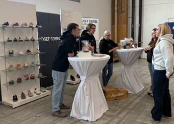 Interessierte Schülerinnen am Stand von Josef Seibel