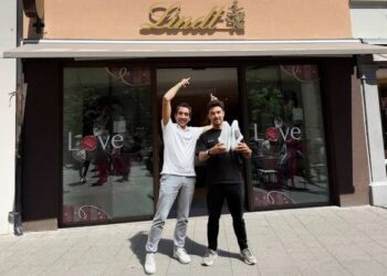Claudio Minder und Karl Müller vor dem zukünftigen Kybun Joya-Shop in Konstanz