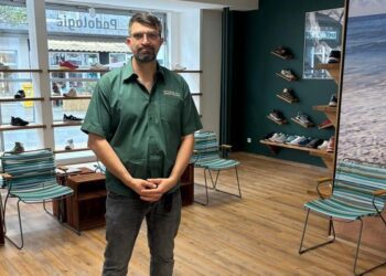 Josef Noack präsentiert das neue Fachgeschäft, das traditionelle Handwerkskunst mit moderner Versorgungstechnik verbindet.