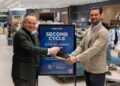Recycling-Initiative im Münchner Flagshipstore: Wirtschaftsreferent Christian Scharpf (links) und Luca Tretter. (Foto: Tretter)