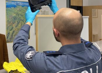 Ein Zollbeamter kontrolliert einen Schuh. (Foto: Hauptzollamt Karlsruhe)
