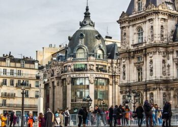 Historisches Kaufhaus BHV Marais in Paris mit charakteristischer Kuppel, umgeben von Gründerzeitbauten und Passanten auf der Straße