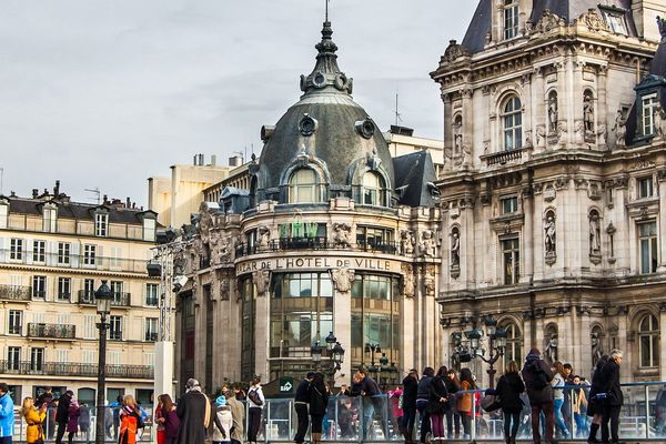 Historisches Kaufhaus BHV Marais in Paris mit charakteristischer Kuppel, umgeben von Gründerzeitbauten und Passanten auf der Straße