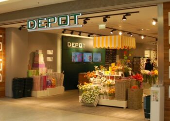 Depot-Filiale mit Schaufenster, Verkaufstheke und Produktdisplays in einem Einkaufszentrum.