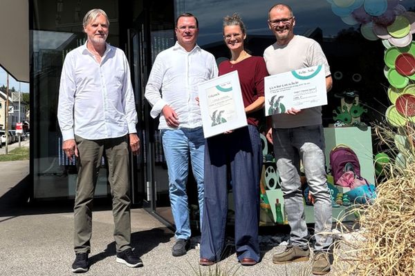 Hauptpreis der Jury 2026 für Schuhe Orthopädie Geyrecker aus Ybbs: Die Auszeichnung wurde direkt vor dem prämierten Geschäft überreicht.