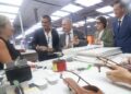 Minister Jordi Hereu informiert sich in Elda aus erster Hand über die Hintergründe der Schuhindustrie.