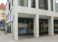 Mephisto Filiale in Stuttgart mit großen Schaufenstern in modernem Gebäude an Fußgängerzone