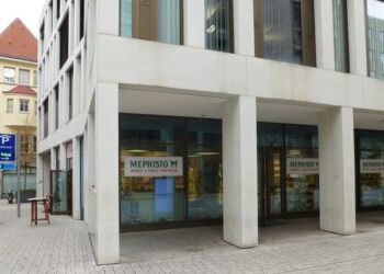 Mephisto Filiale in Stuttgart mit großen Schaufenstern in modernem Gebäude an Fußgängerzone
