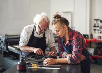 Für viele mittelständische Unternehmen wird die Suche nach einer geeigneten Nachfolge schwieriger. Besonders im Einzelhandel ist die Zahl der erfassten Übergaben zurückgegangen. (Foto: Nachfolgemonitor 2026/FOM)
