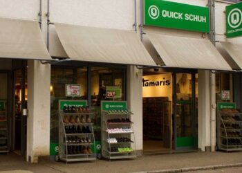 Geschlossene Quick Schuh Filiale mit grüner Fassade und Schaufenstern an einer Straße in Esslingen