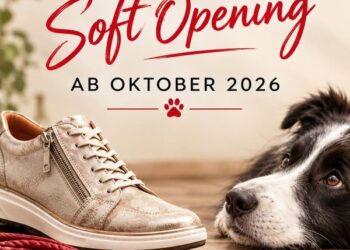 Beiger Sneaker mit Schnürsenkeln neben Porträt eines schwarz-weißen Hundes, Schriftzug "Soft Opening AB Oktober 2026