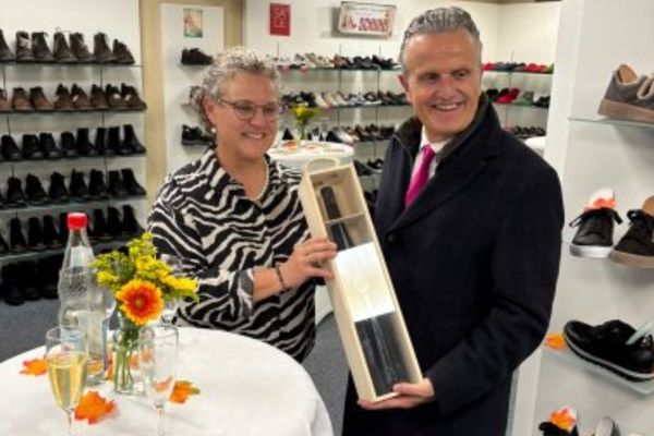 Stuttgarts Oberbürgermeister Frank Nopper gratulierte Christa Müller zu Jubiläum.