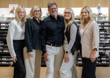 Fünf Personen stehen in einer Hofbauer-Filiale und posieren für ein Gruppenfoto.
