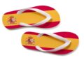 Paar Flip-Flops in spanischen Nationalfarben Rot und Gelb mit spanischem Wappenschild