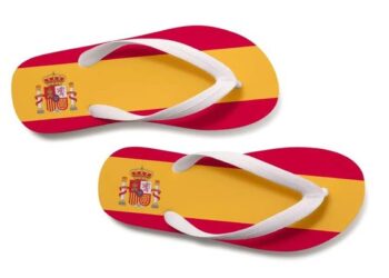 Paar Flip-Flops in spanischen Nationalfarben Rot und Gelb mit spanischem Wappenschild