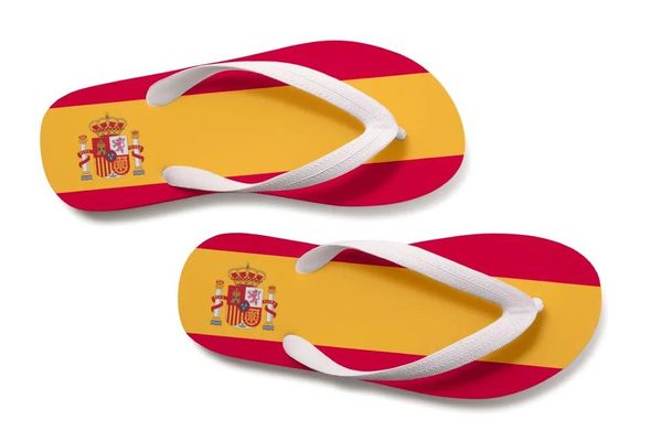 Paar Flip-Flops in spanischen Nationalfarben Rot und Gelb mit spanischem Wappenschild